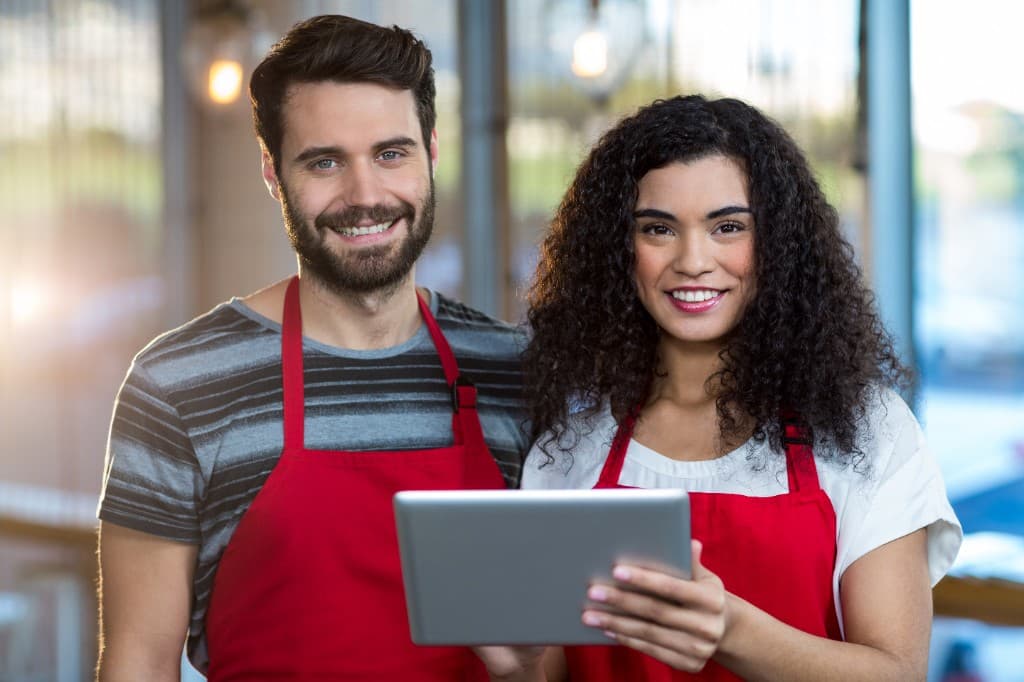 Equipo de restaurante usando KitchenFlow en tablet